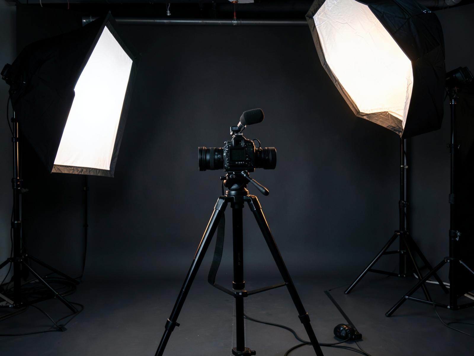 Estúdio profissional de produção audiovisual com câmera e iluminação